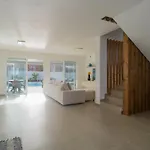 Buena Onda Modern Design, Heated Pool Willa