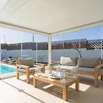 Buena Onda Modern Design, Heated Pool Willa