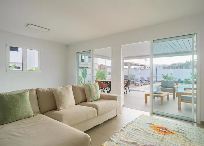 Buena Onda Modern Design, Heated Pool