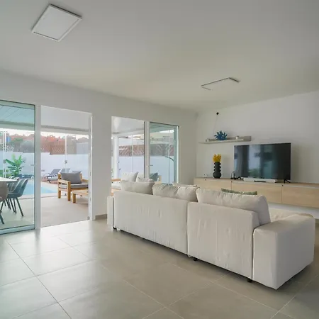 Buena Onda Modern Design, Heated Pool *