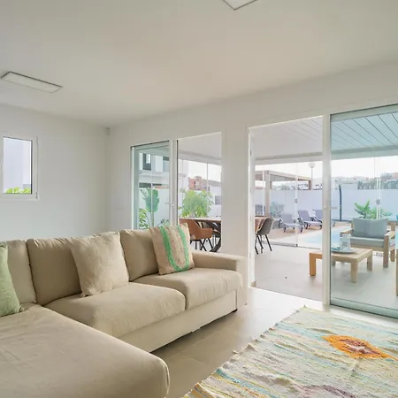 Buena Onda Modern Design, Heated Pool